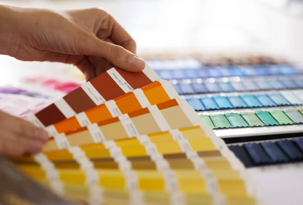 Trabajador seleccionando el Pantone para una impresión en offset