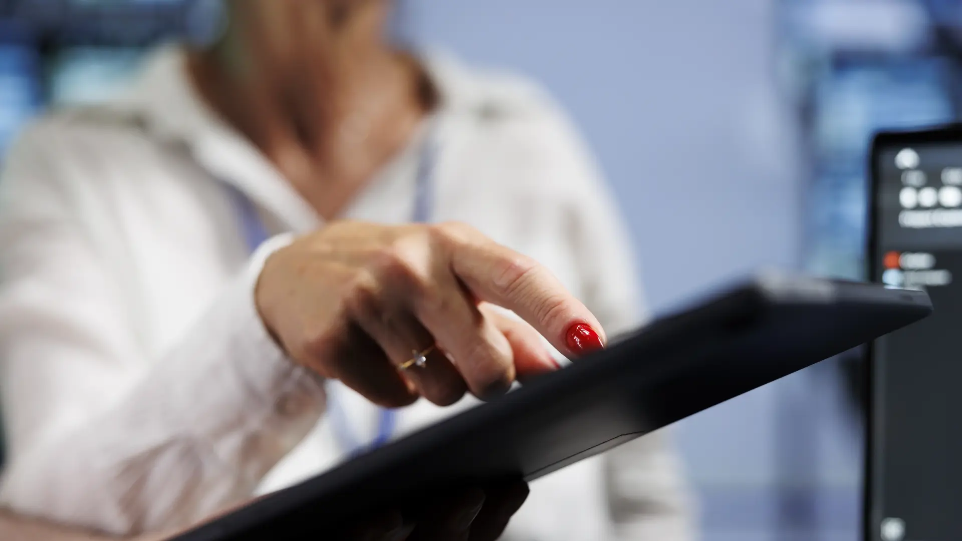 mujer trabajando en una tableta electrónica