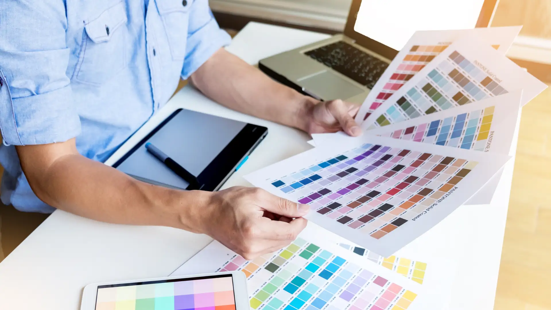 diseñador con unas hojas pantone