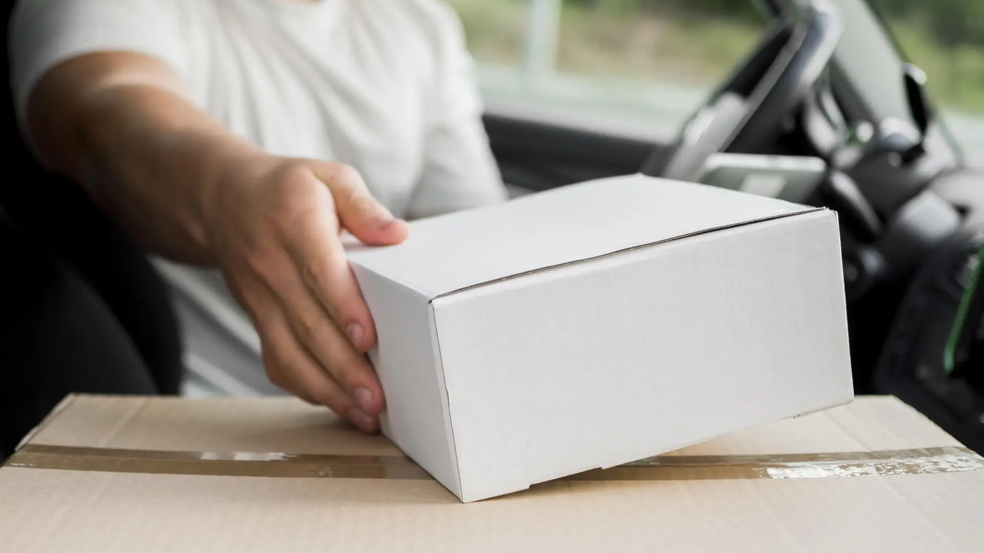 persona con packaging para delivery en el auto