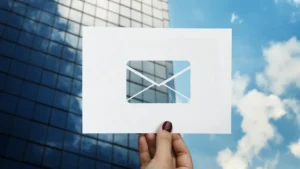 imagen de icono de un correo electrónico con edificio de fondo