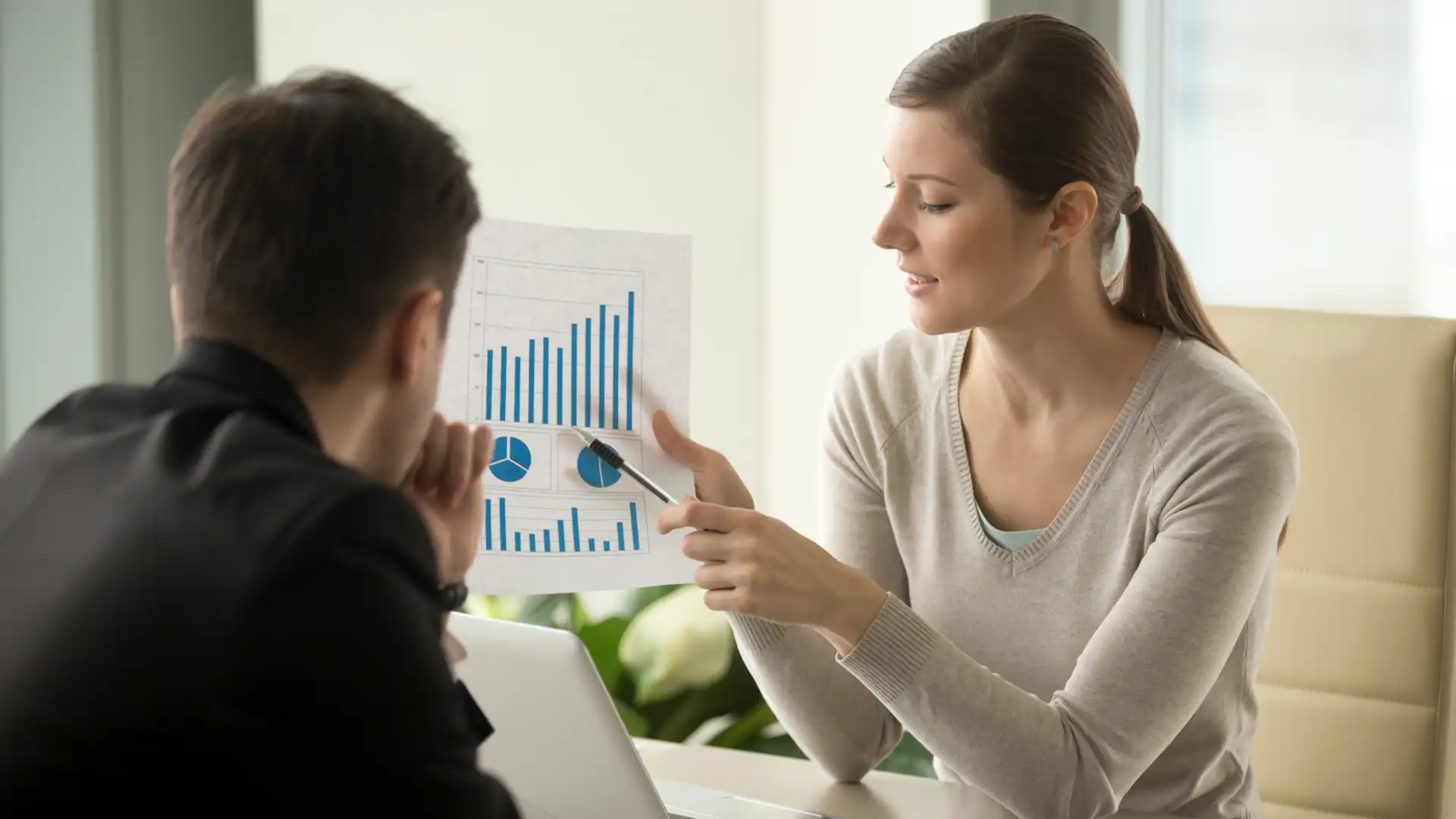 mostrando al cliente gráfica de ROI de materiales impresos