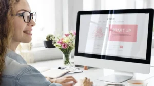 mujer mostrando la web de su empresa